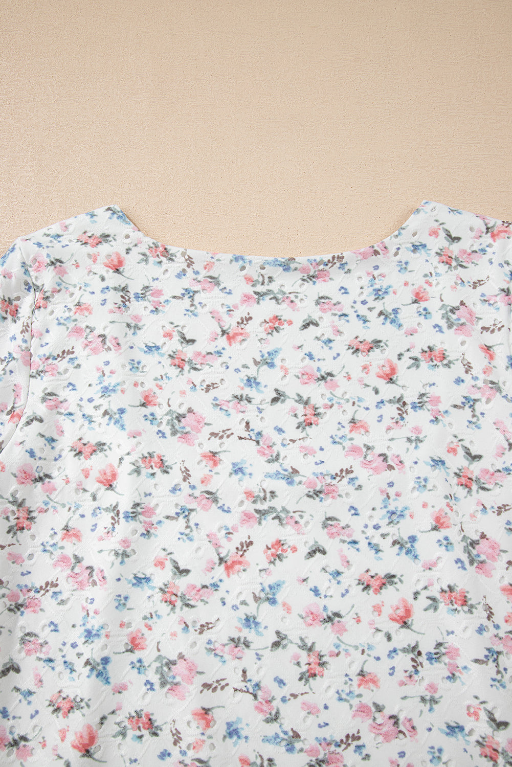 Top de manga larga entallado con cuello cuadrado y estampado floral blanco texturizado