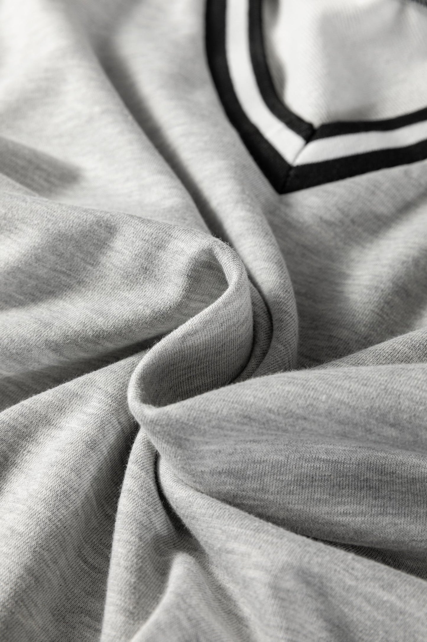 Vestido Camiseta Preppy de Manga Larga con Cuello en V y Ribete Rayado Gris Claro