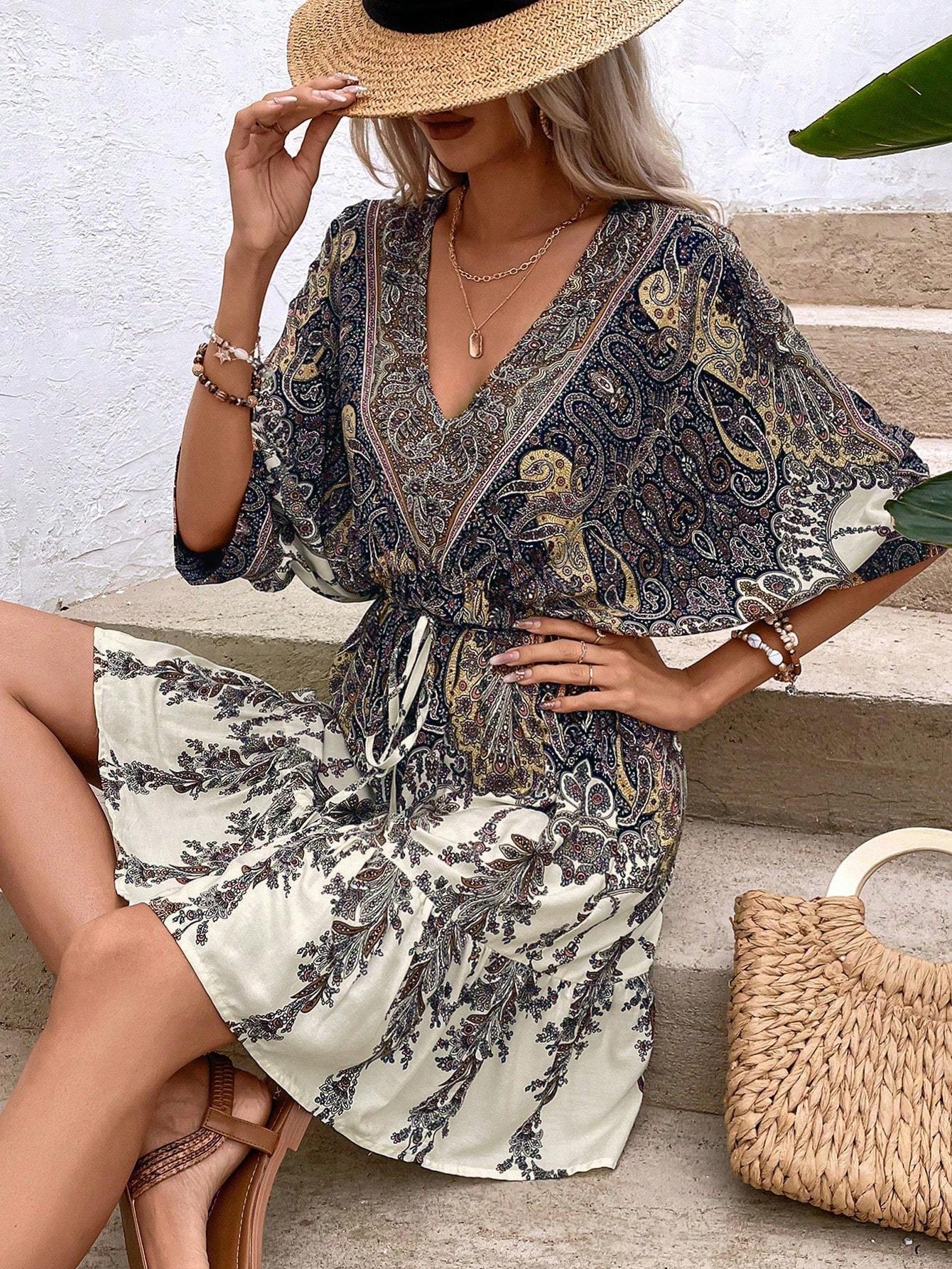 Vestido con estampado de Paisley, manga murciélago, borlas en el frente y bajo con volantes