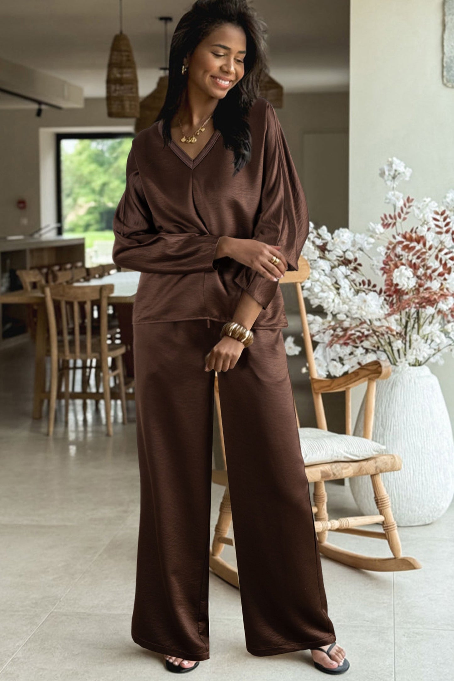 Conjunto de 2 piezas: top suelto de manga larga con cuello de pico trenzado marrón oscuro y pantalones de talle alto con cordón