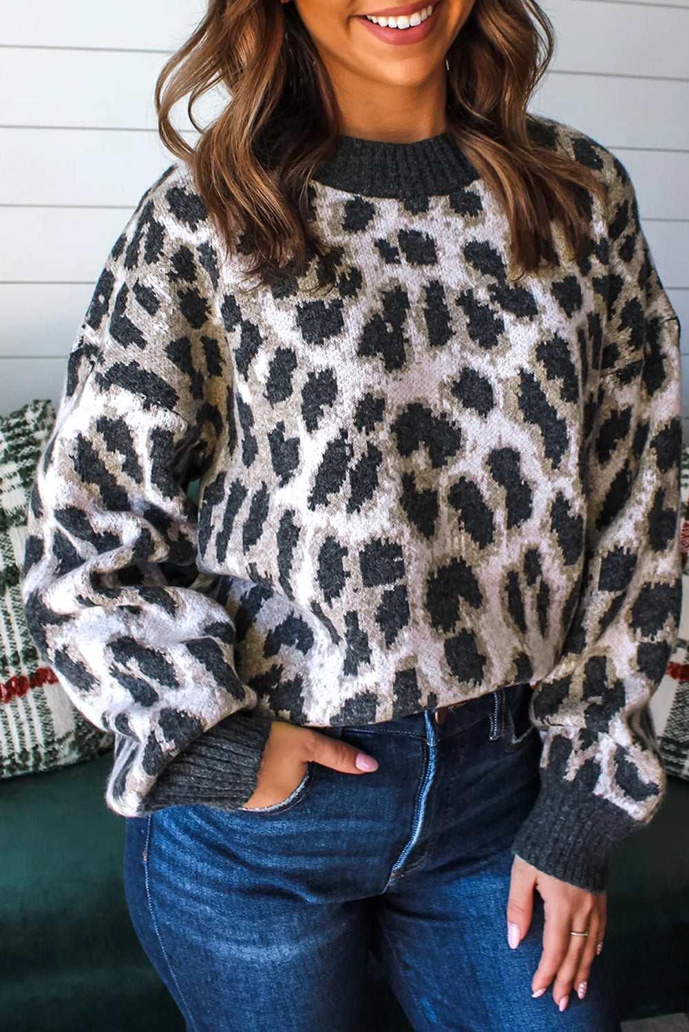 Suéter de cuello redondo con estampado de leopardo gris carbón y ribete en contraste