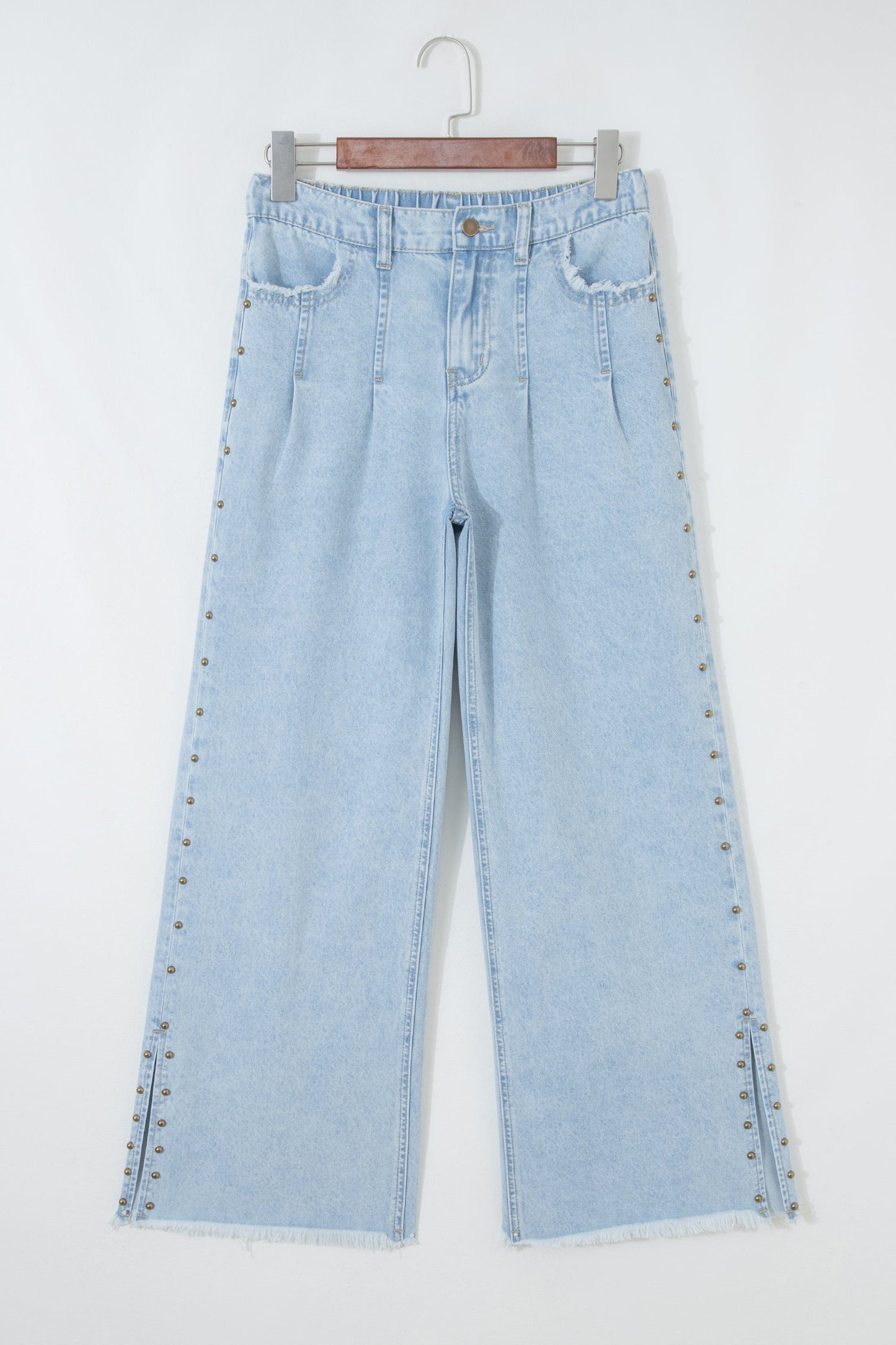 Jeans anchos Beau Blue con aberturas laterales, detalles de tachuelas y bajos deshilachados