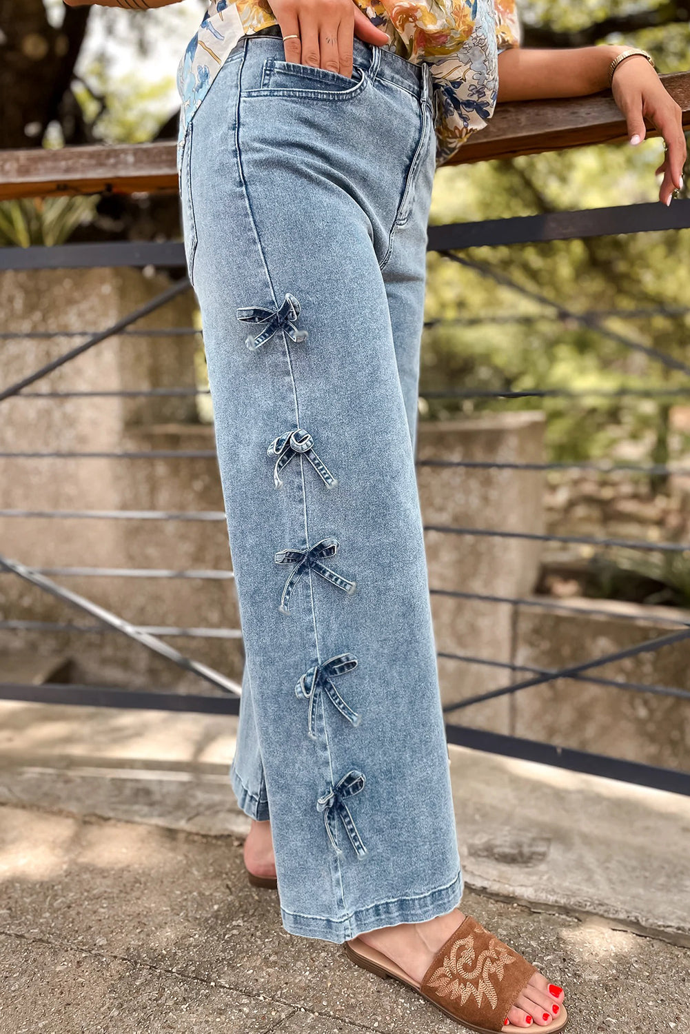 Vaqueros anchos de pierna recta con detalle de nudo lateral y lazo en azul beau