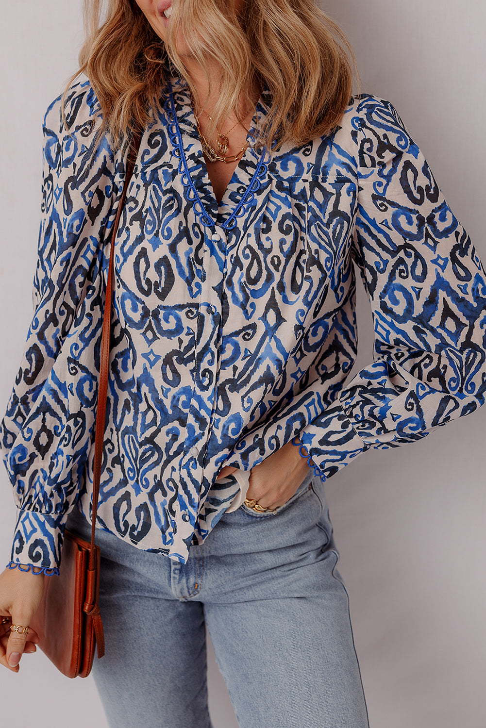 Camisa de manga larga bordada con cuello en V y estampado bohemio azul