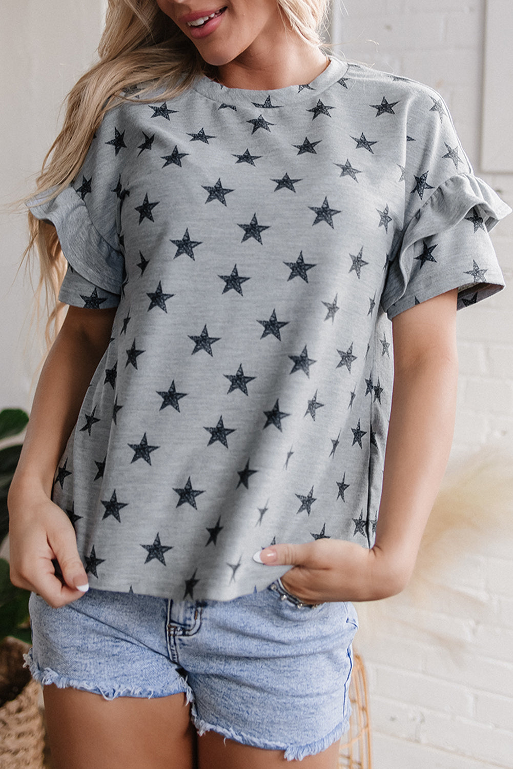 Camiseta con estampado de estrellas grises, volantes escalonados en las mangas y cuello redondo