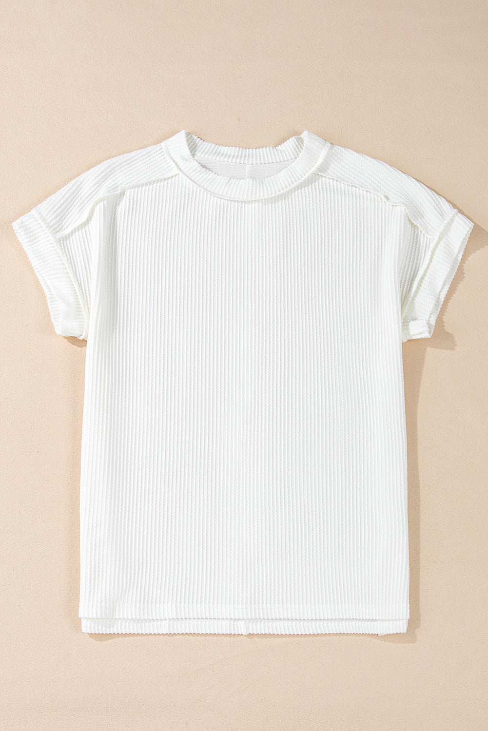 Camiseta blanca de punto acanalado arrugado con cuello redondo