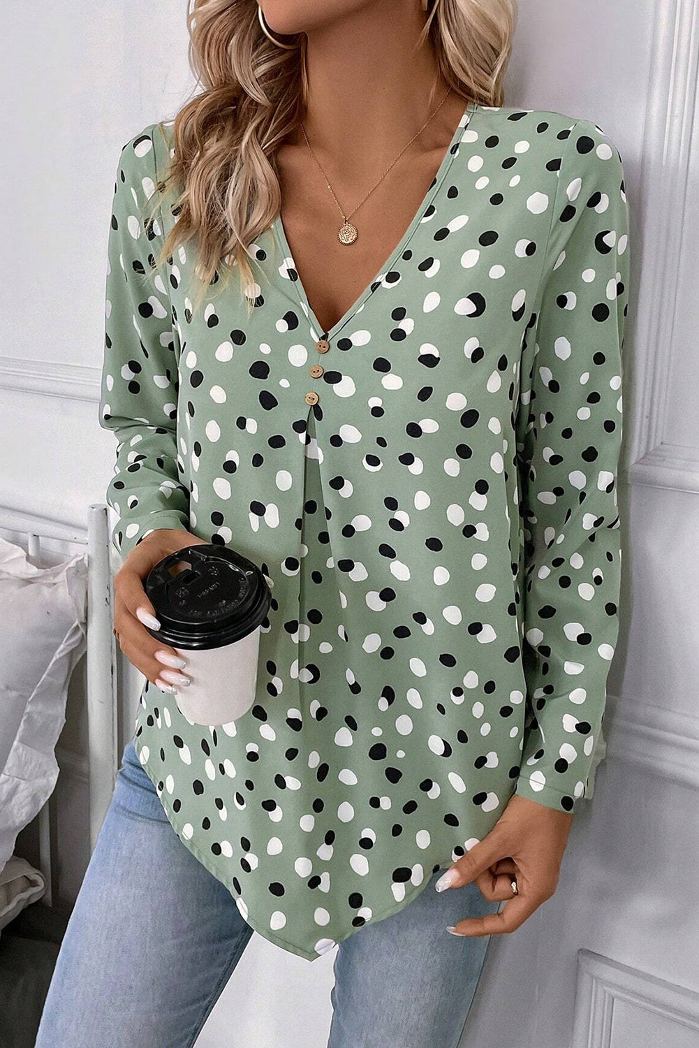 Blusa de cuello V con botones y estampado de lunares verdes