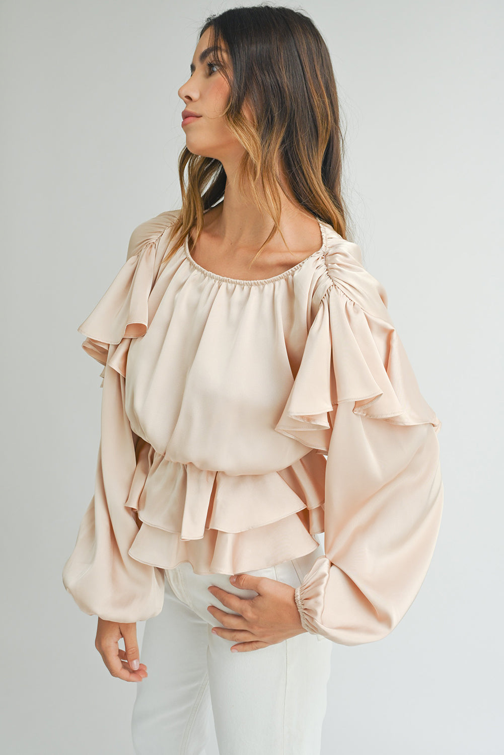 Blusa peplum con volantes, espalda con abertura tipo ojo de cerradura y cordones color avena