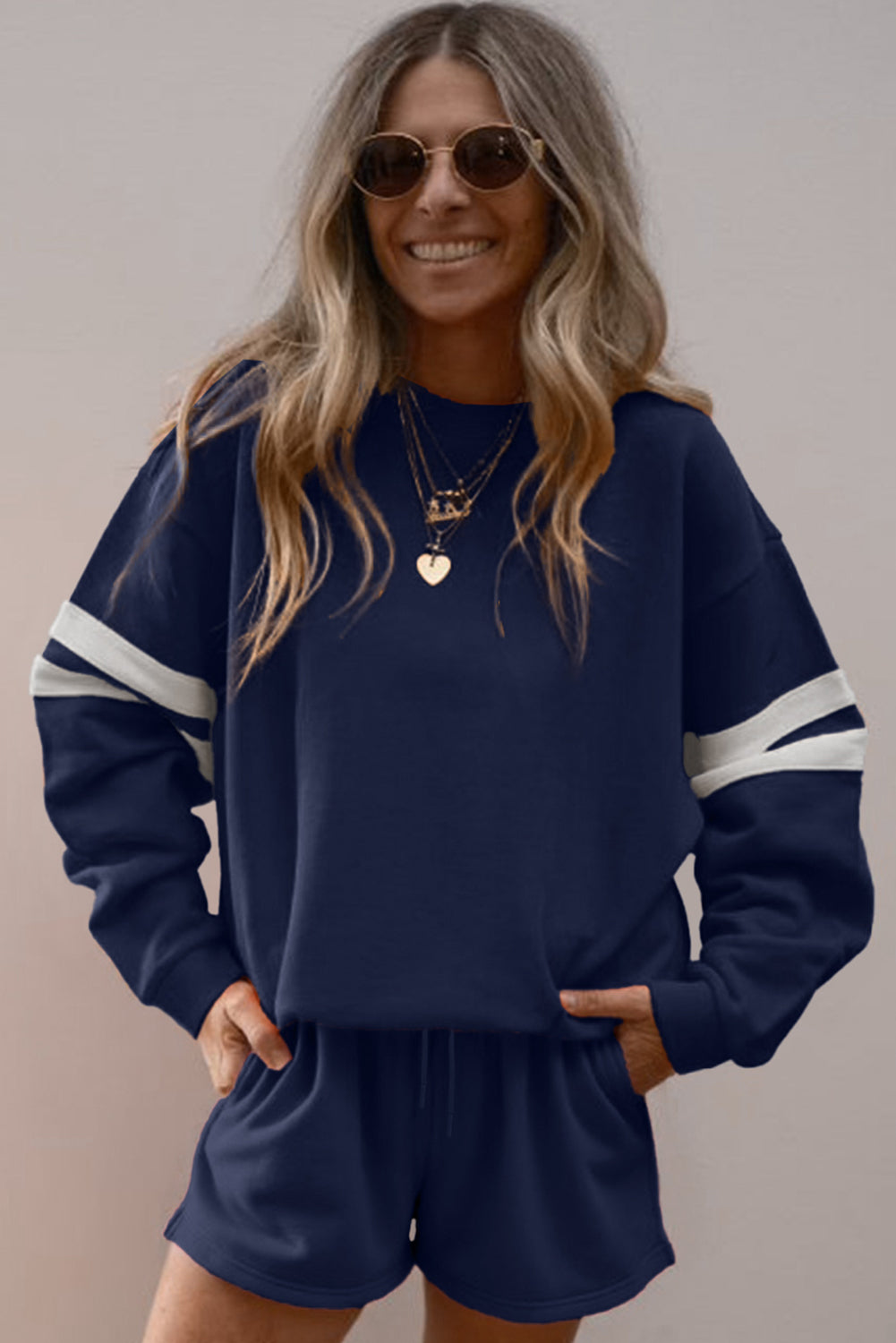 Conjunto de sudadera y pantalón corto con rayas en las mangas y hombros caídos Evergreen Varsity