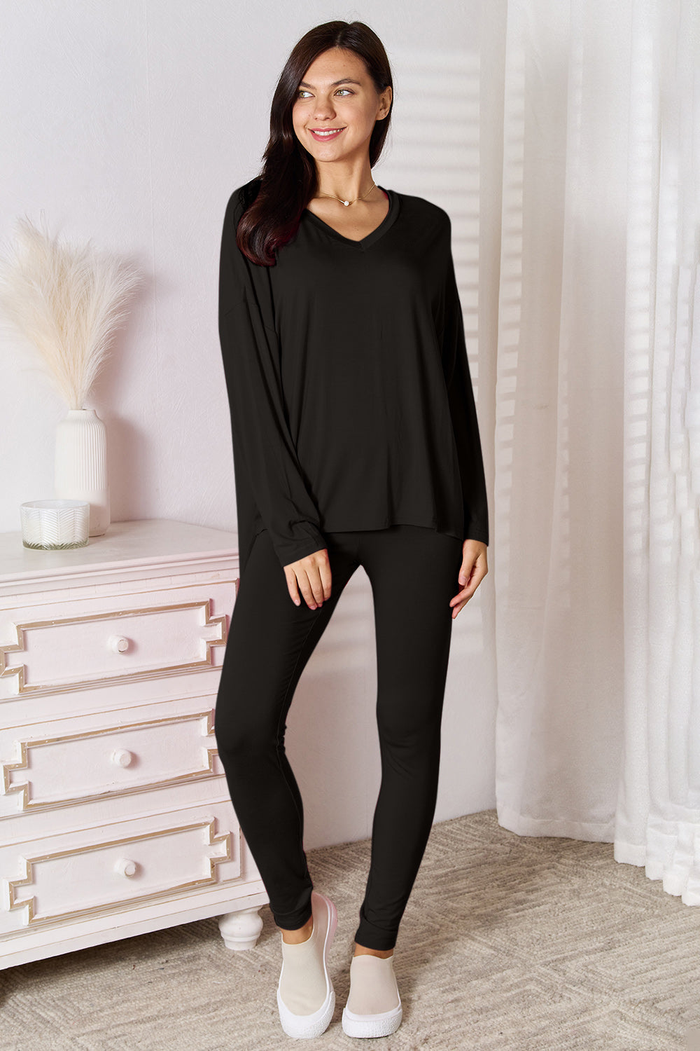 Conjunto de loungewear de pantalón y top de manga larga de rayón suave con cuello en V Basic Bae de talla grande