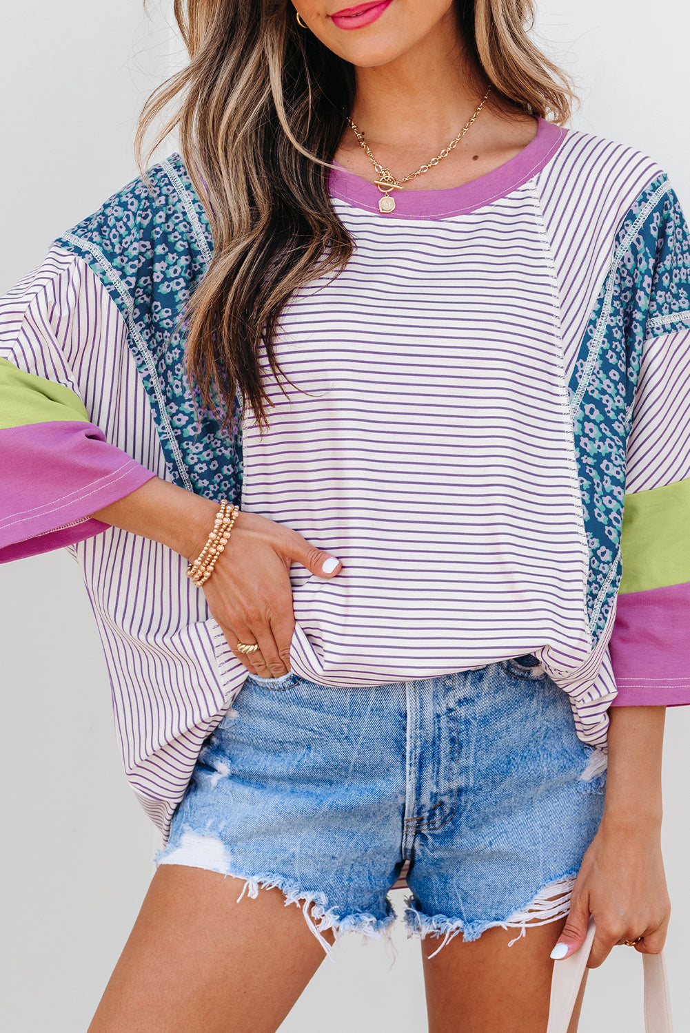 Blusa de manga tres cuartos con bloques de color florales a rayas moradas y parches con bordes sin rematar