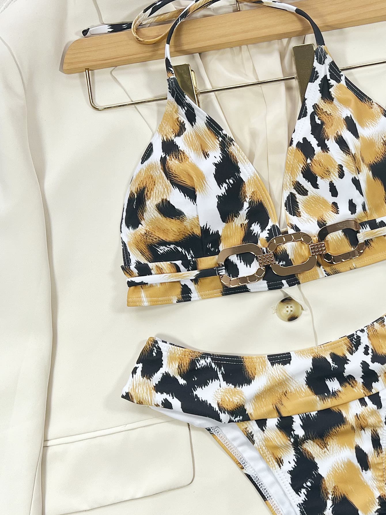 Conjunto de bikini con escote halter y estampado animal