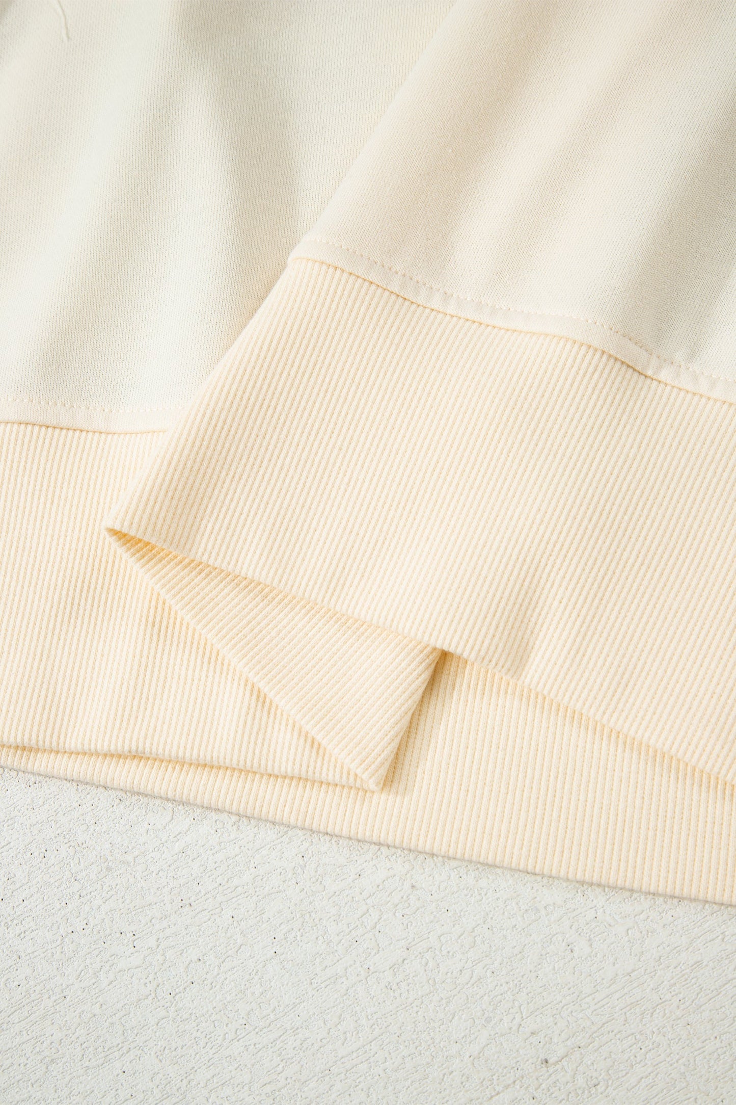 Sudadera con abertura lateral y retales de cuadros beige