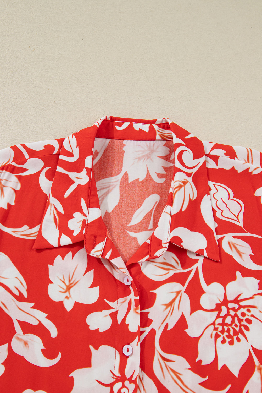 Camisa Roja de Tallas Grandes con Estampado Floral y Botones Sueltos