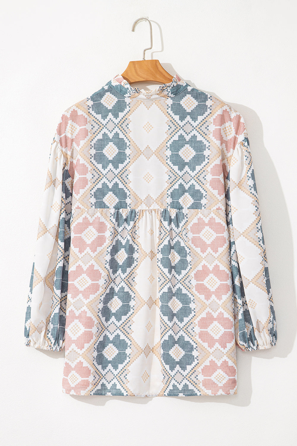 Blusa caqui con estampado geométrico, cuello dividido con lazo de borlas y mangas globo