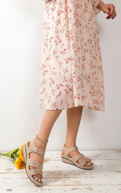 Women's Retro Casual Flower Line Shaped Slope Heel Sandals