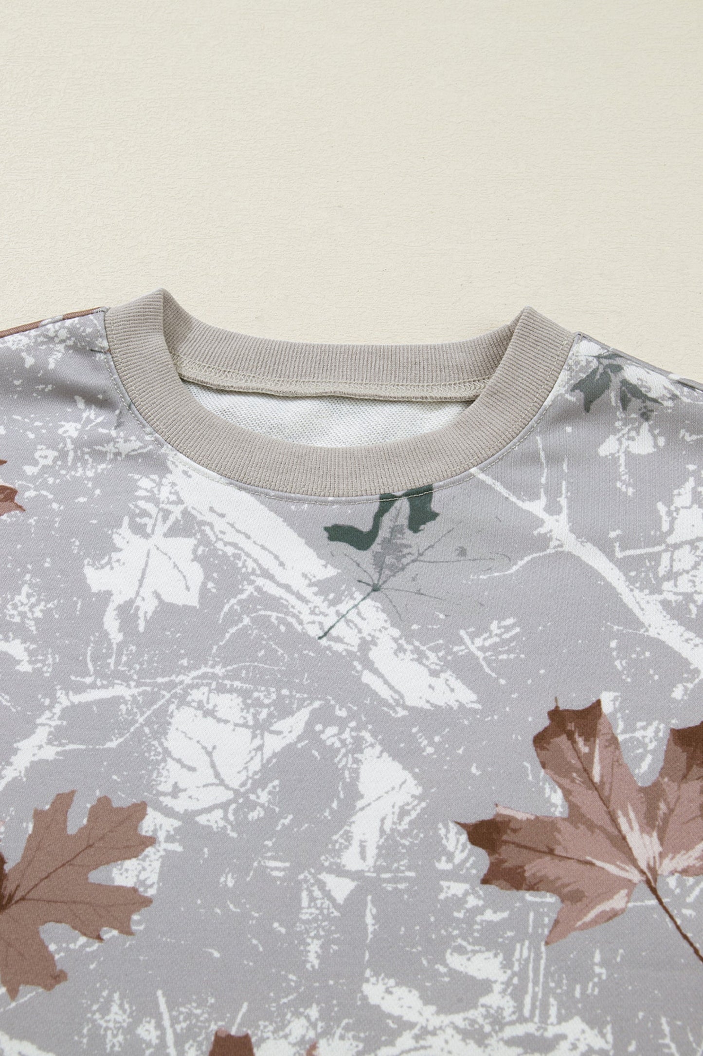 Sudadera informal de camuflaje de hoja de arce gris con rayas universitarias en las mangas