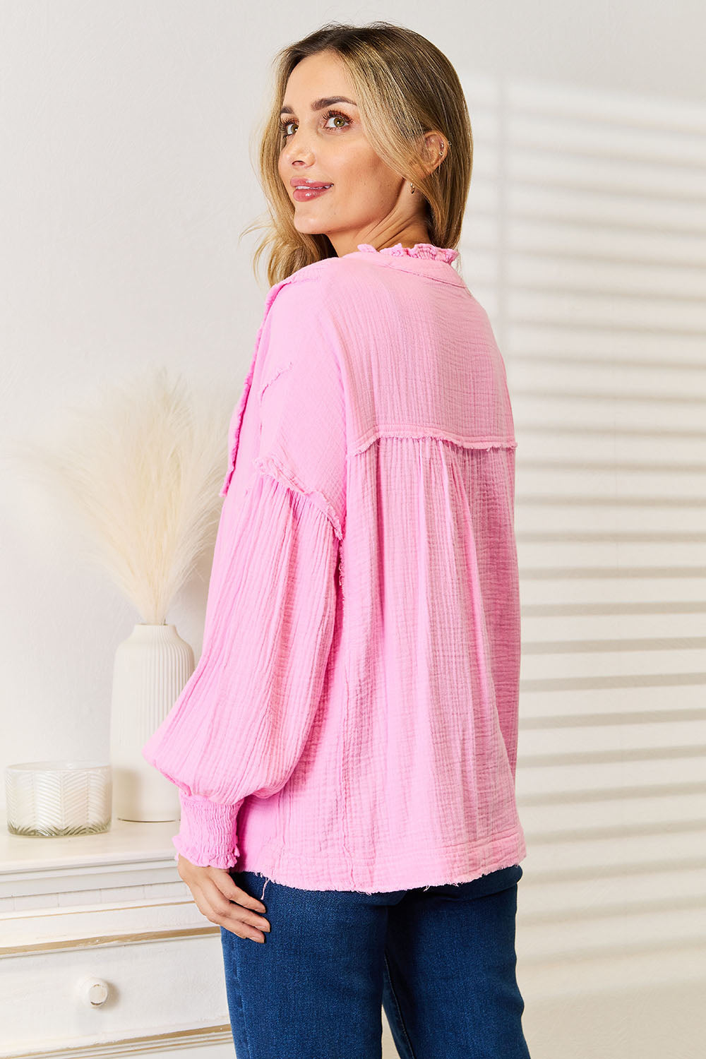 Blusa con cuello con muesca y botones, y costura expuesta de doble capa