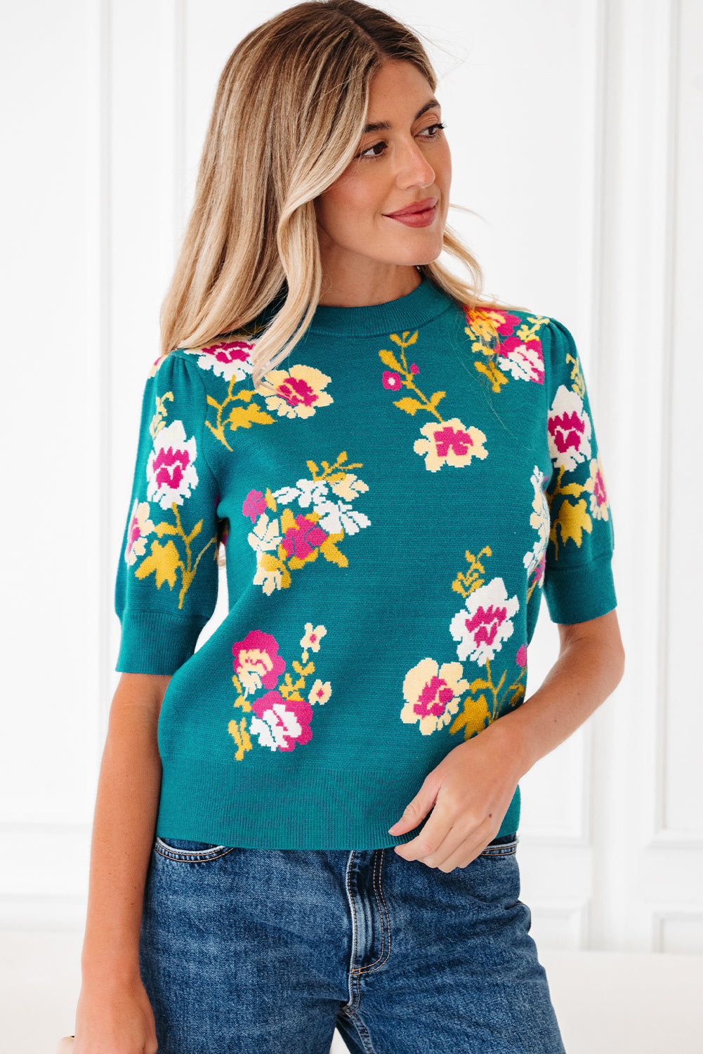 Camiseta de punto de manga corta con cuello alto y estampado de flores azules