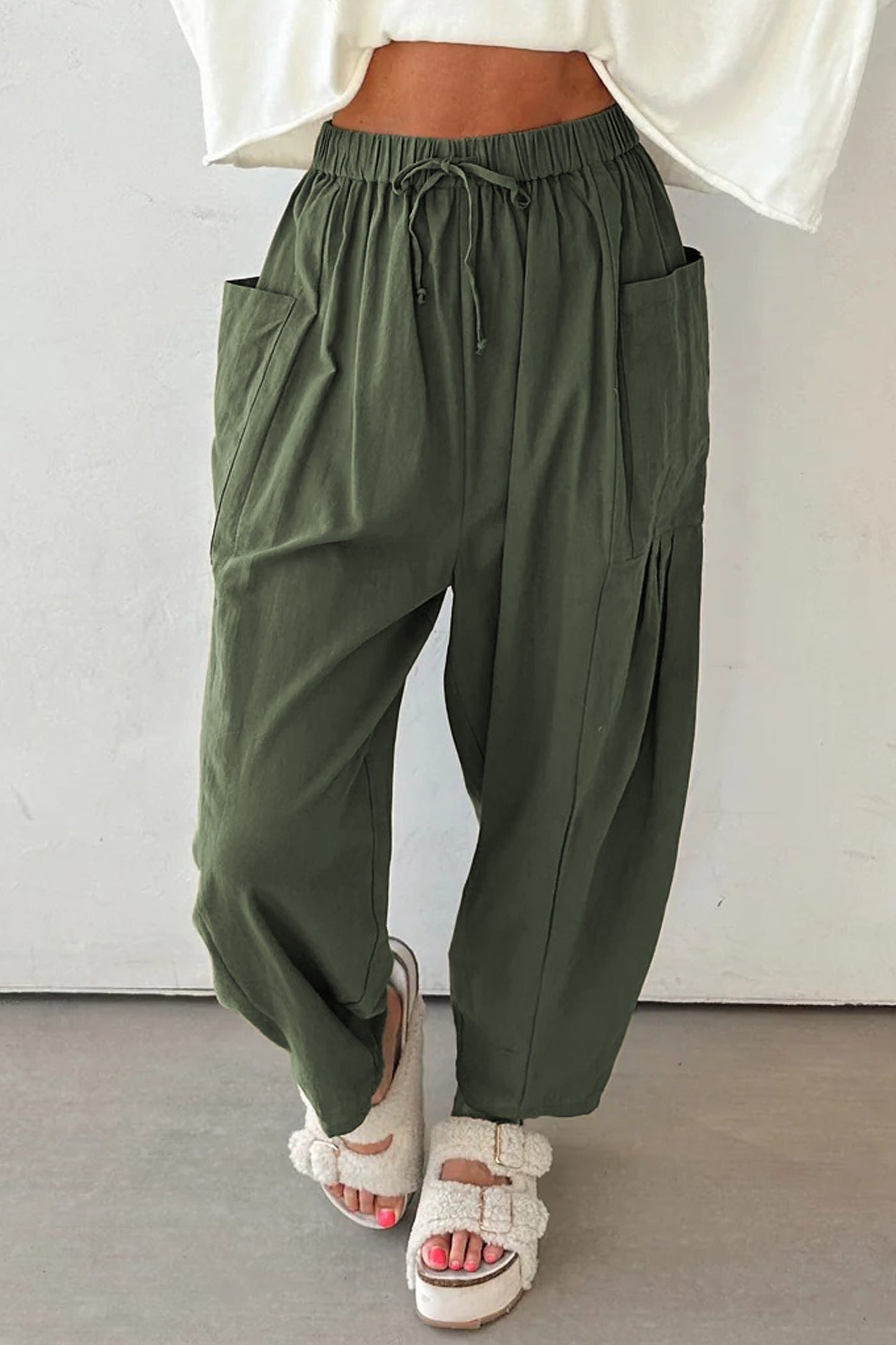 Pantalones casuales de pierna ancha con cintura elástica con cordón y bolsillos de parche en verde selva