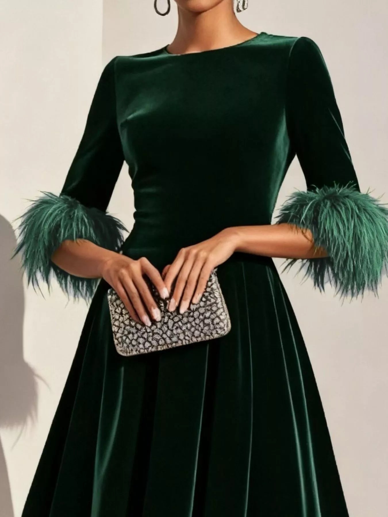 Vestido Midi de Terciopelo con Puños de Plumas