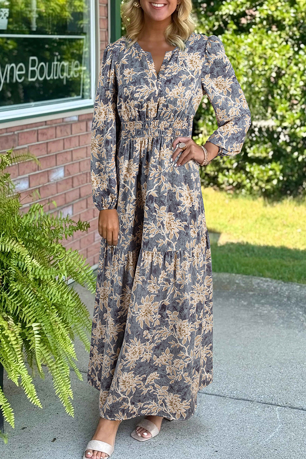 Vestido Maxi Marrón con Estampado Floral Fruncido de Cintura Alta y Manga Larga
