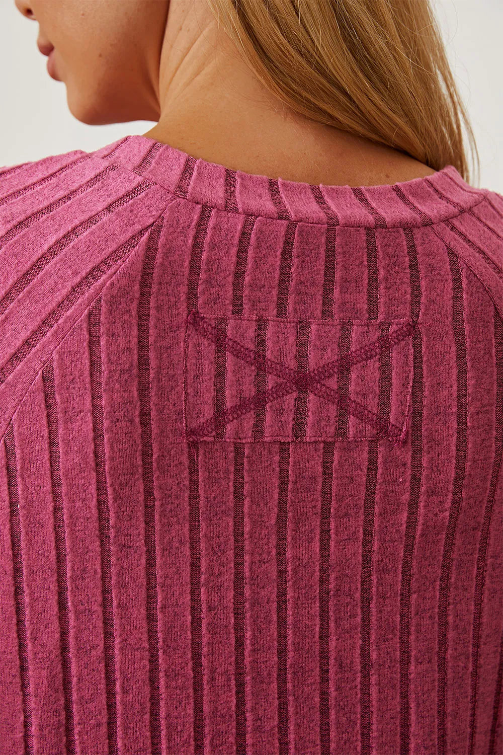 Camiseta básica de canalé con manga de orificio para pulgar y de talla completa para mujer