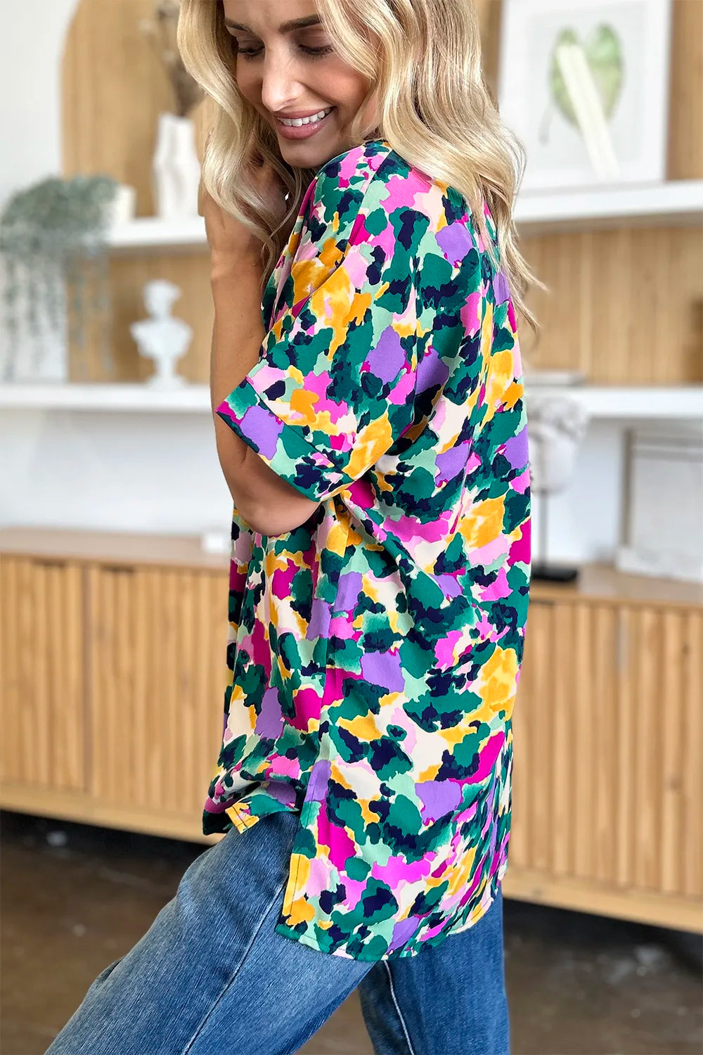 Blusa de cuello V estampada de talla completa con manga corta y abertura lateral Double Take