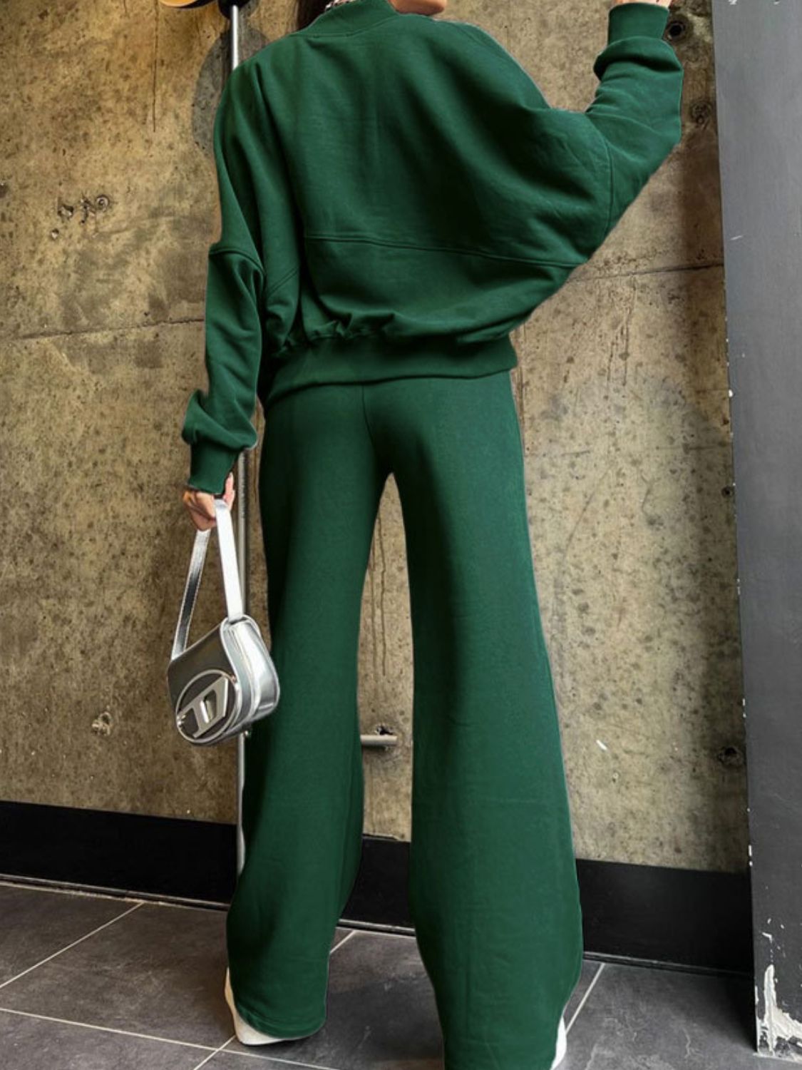 Conjunto de top con cremallera y cuello estilo béisbol y pantalones con cordón