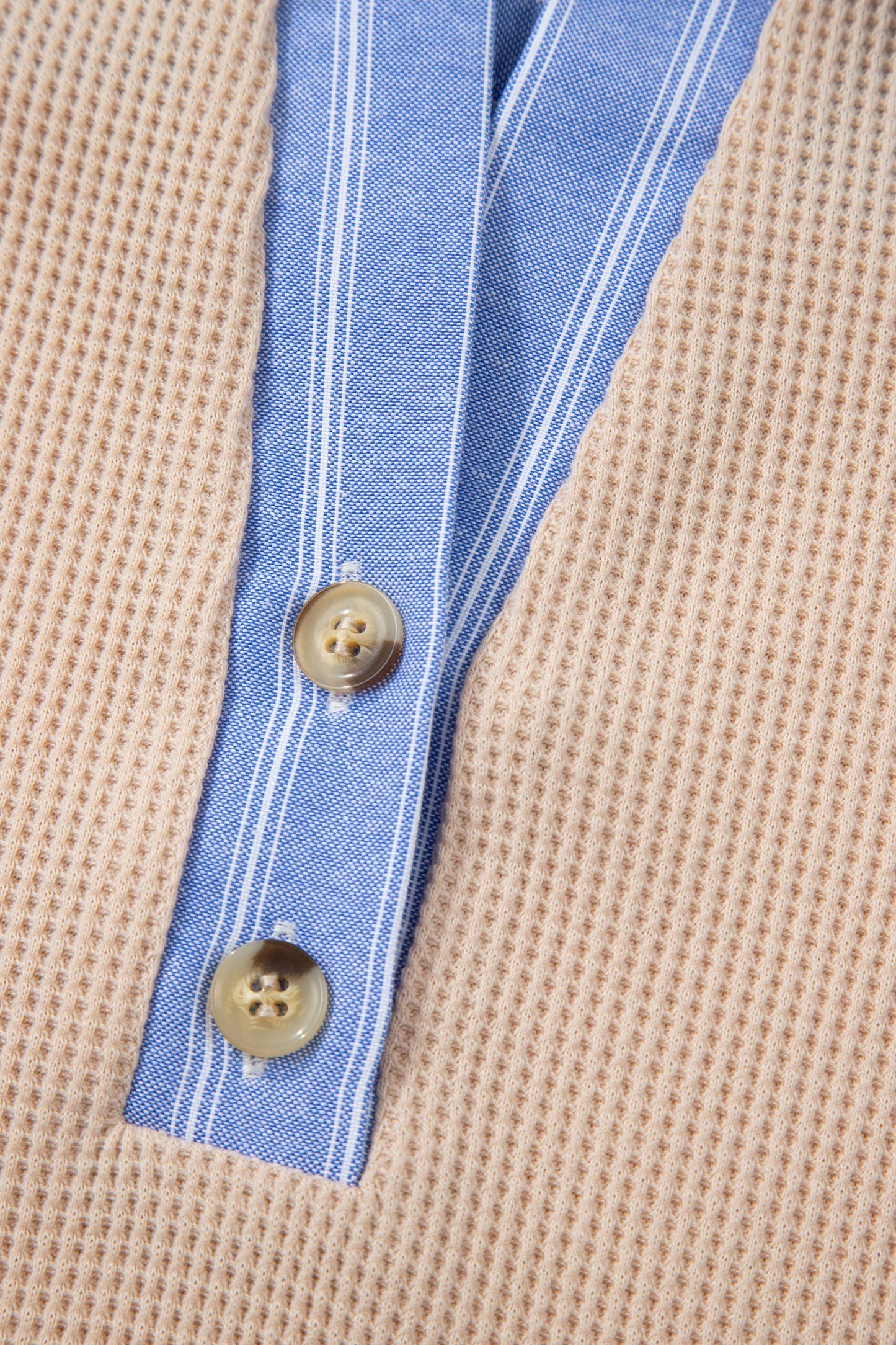 Top de punto waffle con cuello, rayas y ribete en contraste de talla grande Parchment