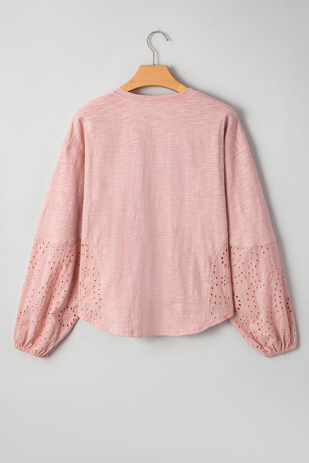 Blusa color rosa claro con escote en V con abertura en la parte delantera y manga murciélago
