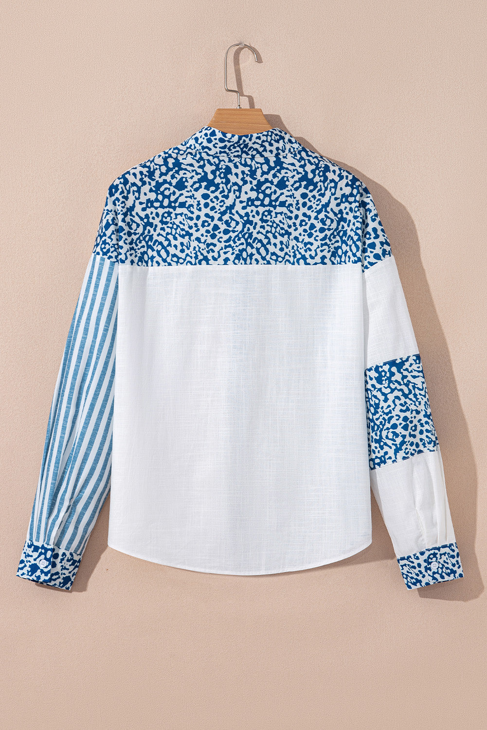 Camisa de botones con estampado de leopardo rosa a rayas y retazos