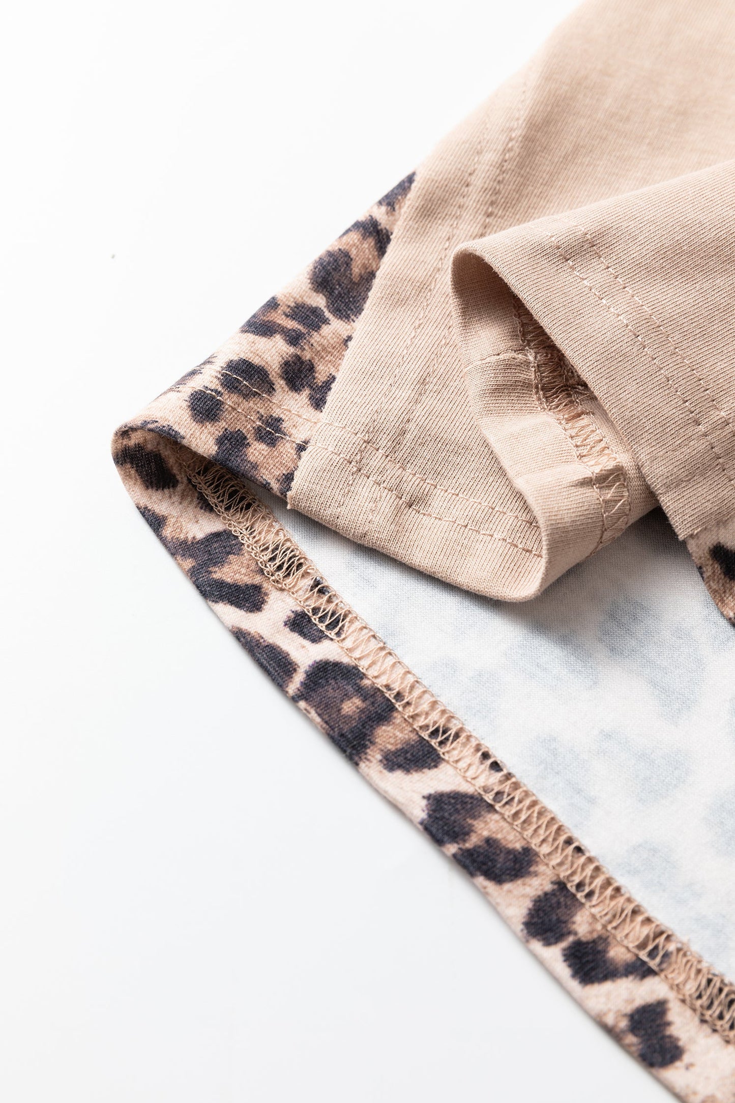 Pantalones de pernera ancha con estampado de leopardo de lavado mineral y color amarillo pajizo