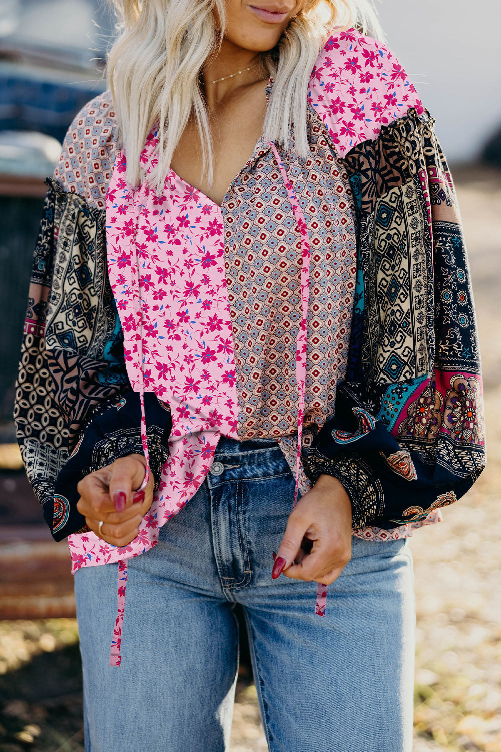 Blusa rosa estilo bohemio con retales florales mixtos, hombros caídos y mangas abullonadas