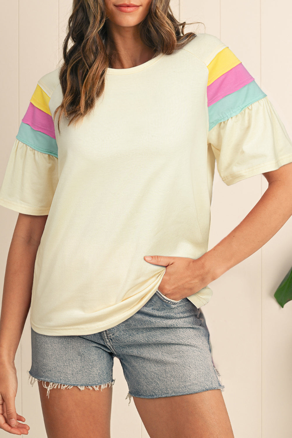 Camiseta blanca de manga corta y cuello redondo con bloques de color