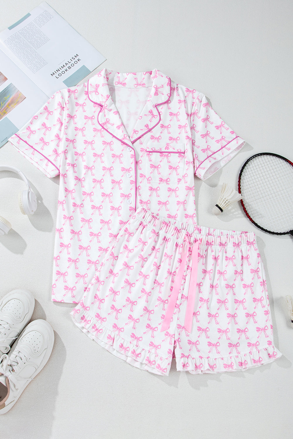 Conjunto de pijama de camisa con estampado de lazo rosa y shorts con dobladillo con volantes