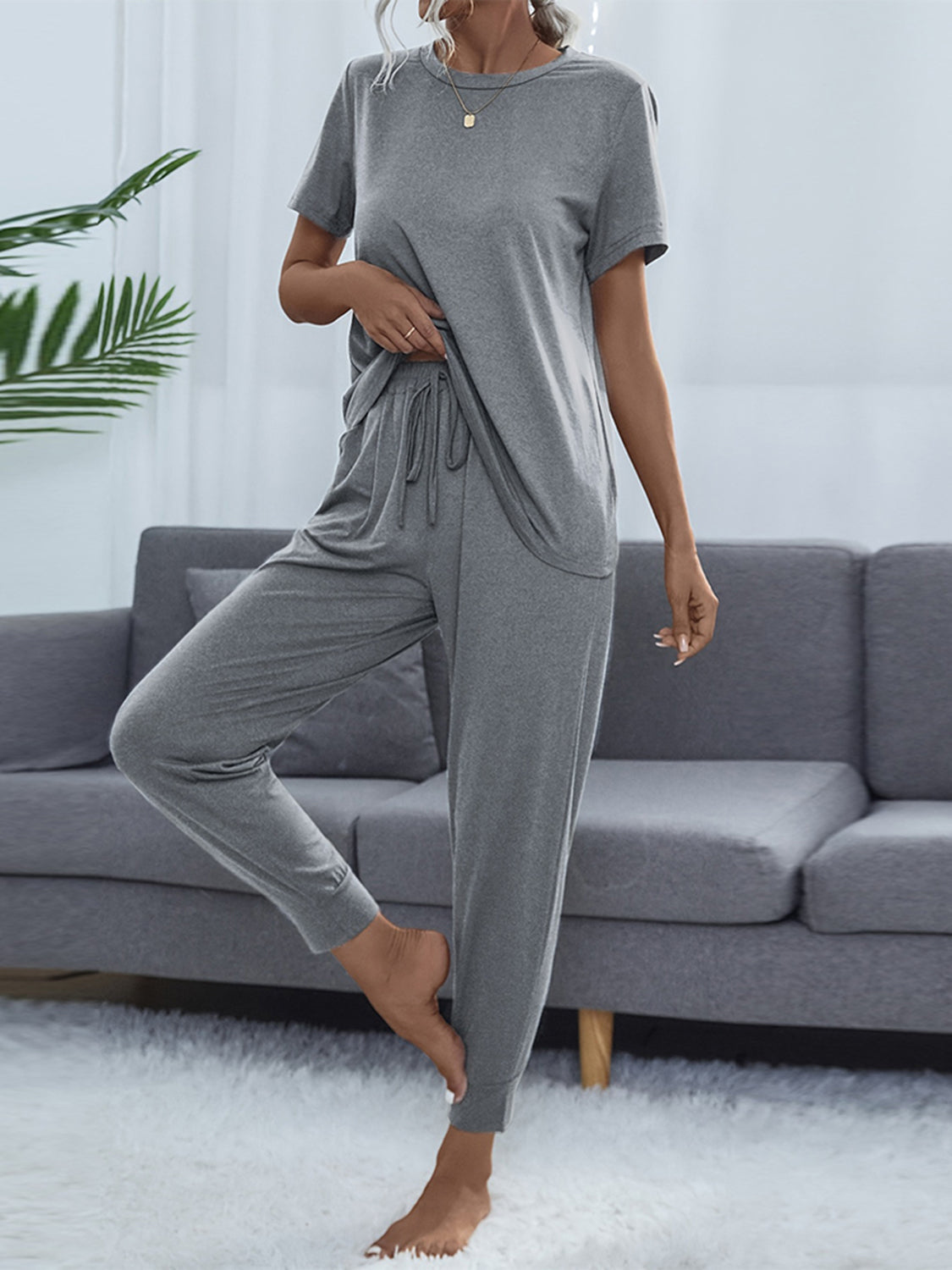 Conjunto de top y pantalón de manga corta con cuello redondo brillante