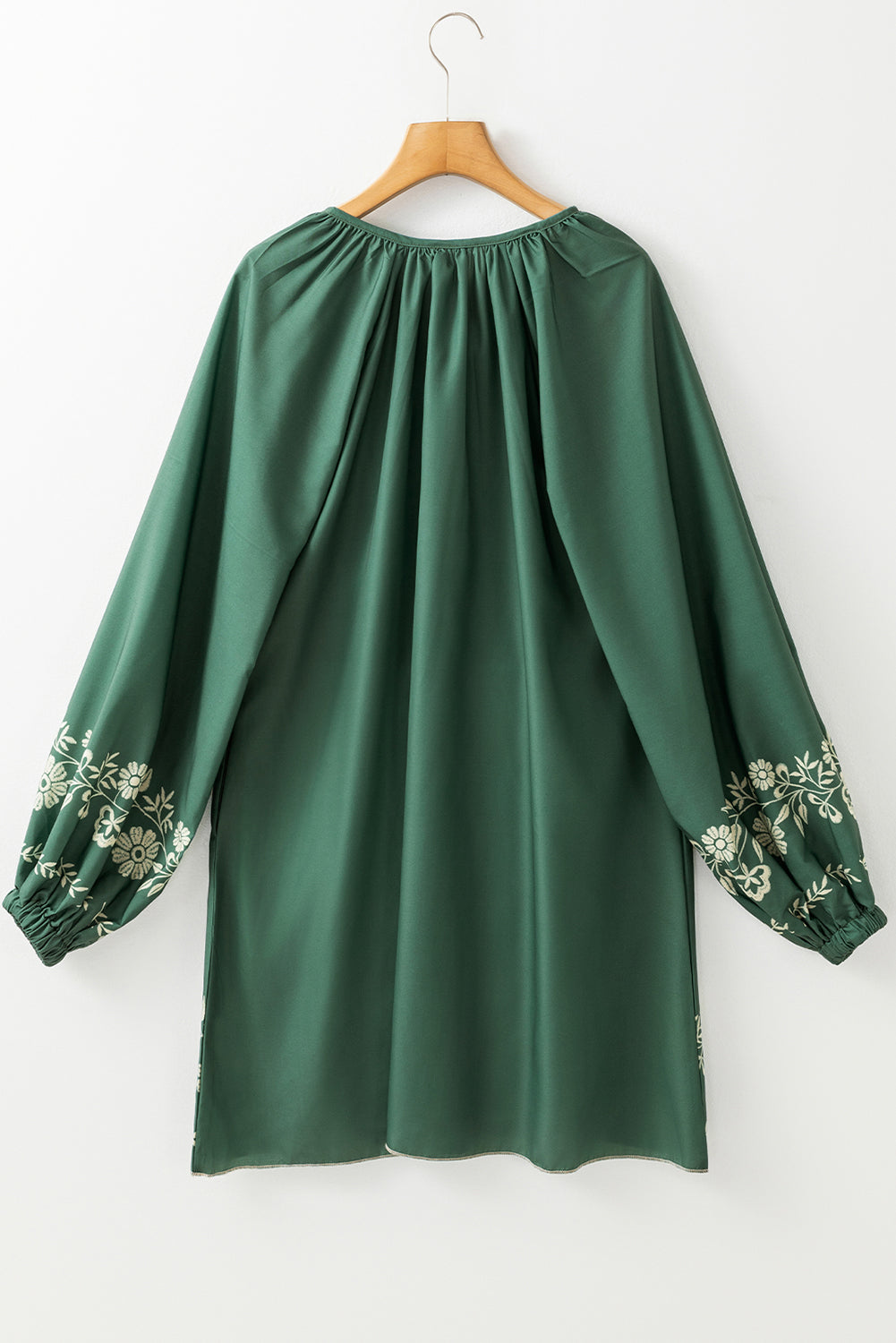 Vestido holgado verde niebla con estampado floral bohemio, cuello con lazo y mangas abullonadas