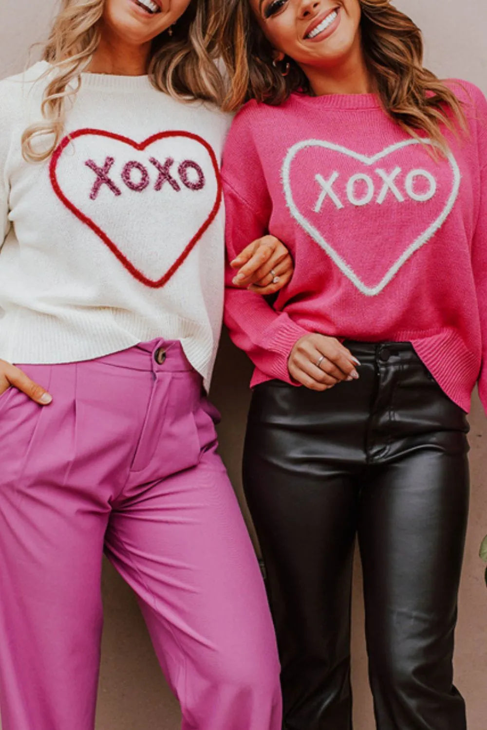 Suéter XOXO de cuello redondo y hombros caídos