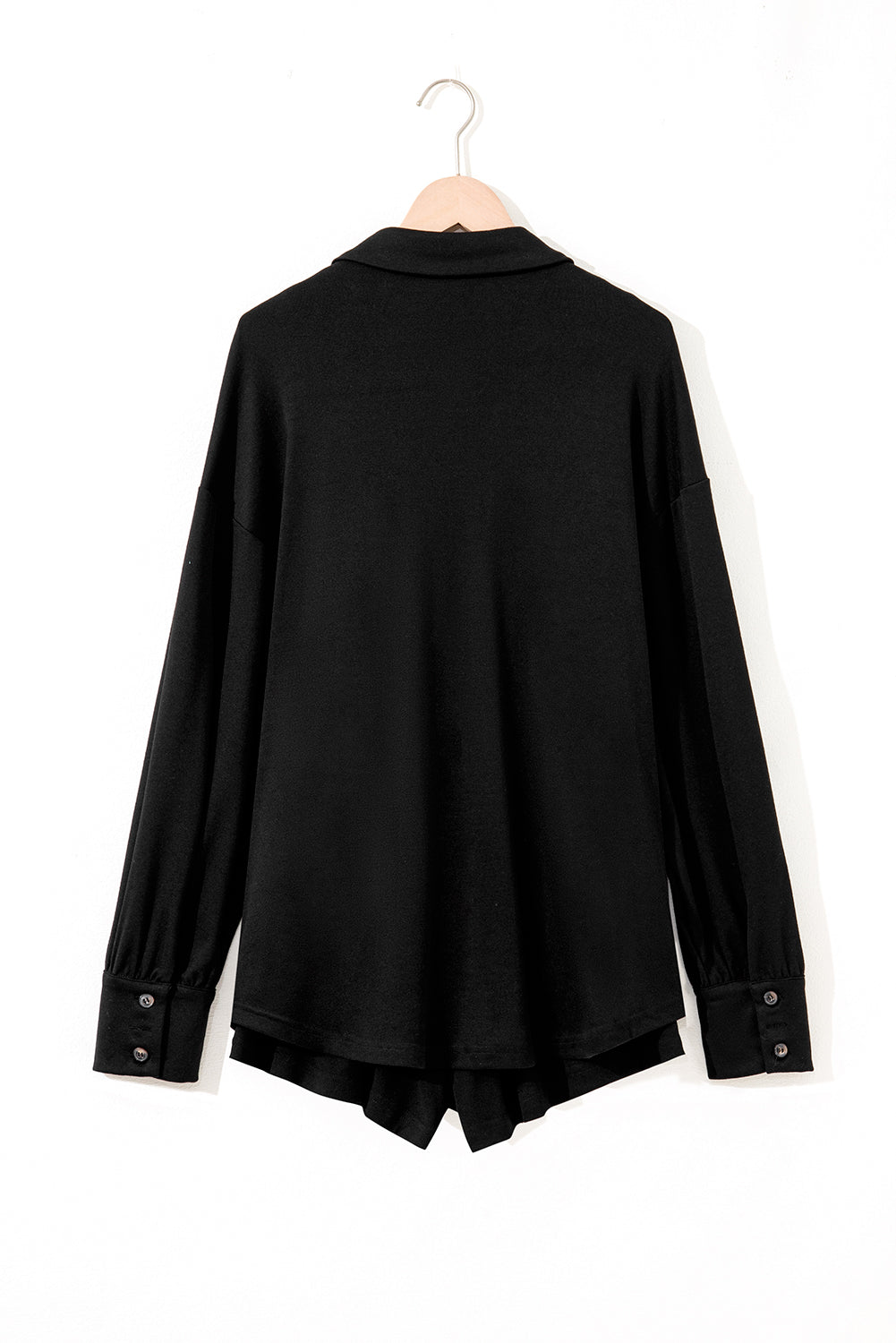 Conjunto de pijama de 3 piezas: top corto gris fruncido en el dobladillo, shorts sueltos y cárdigan