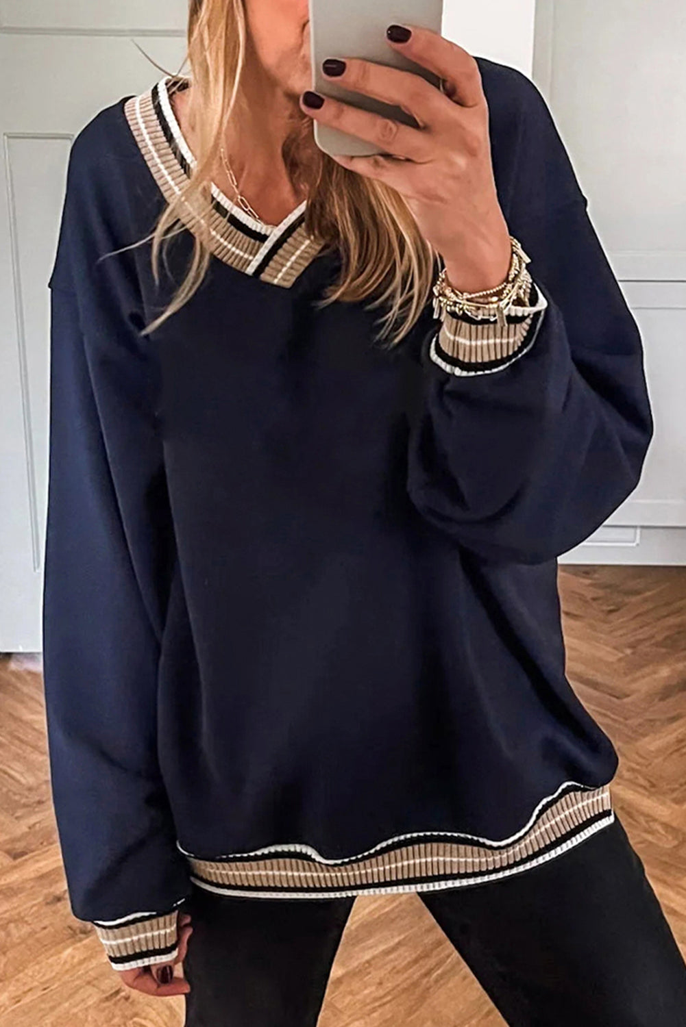 Sudadera gris con cuello en V y ribete de contraste de estilo universitario