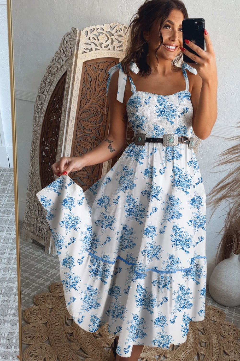Vestido largo sin mangas con nudo en los hombros, fruncido y estampado floral azul cielo