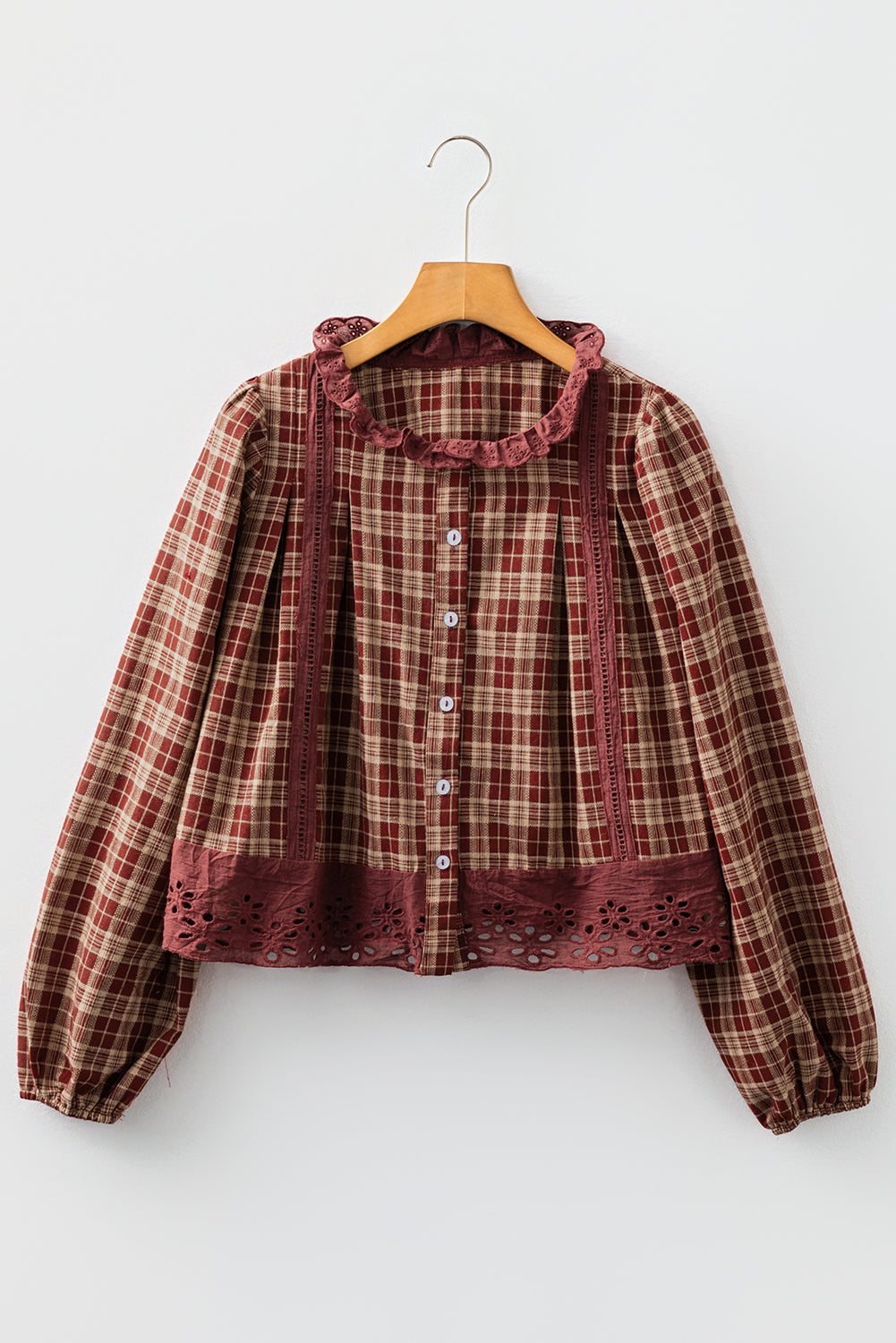 Camisa suelta de manga larga con botones, ribete de encaje calado a cuadros y dalia roja