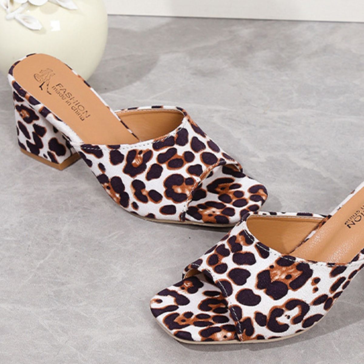 Sandalias de tacón de bloque de gamuza con estampado de leopardo