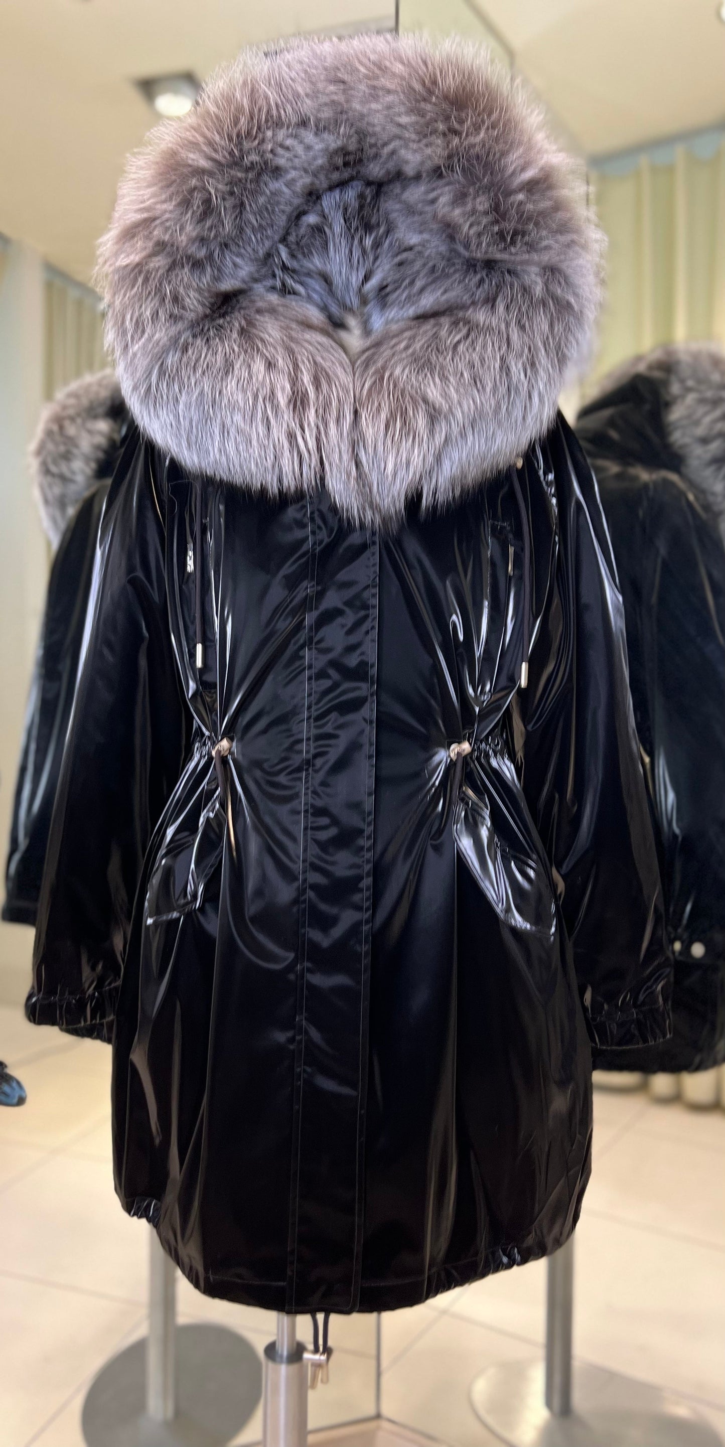 Parka Forrada con Capucha de Zorro Plateado Genuino y Aislamiento de Conejo