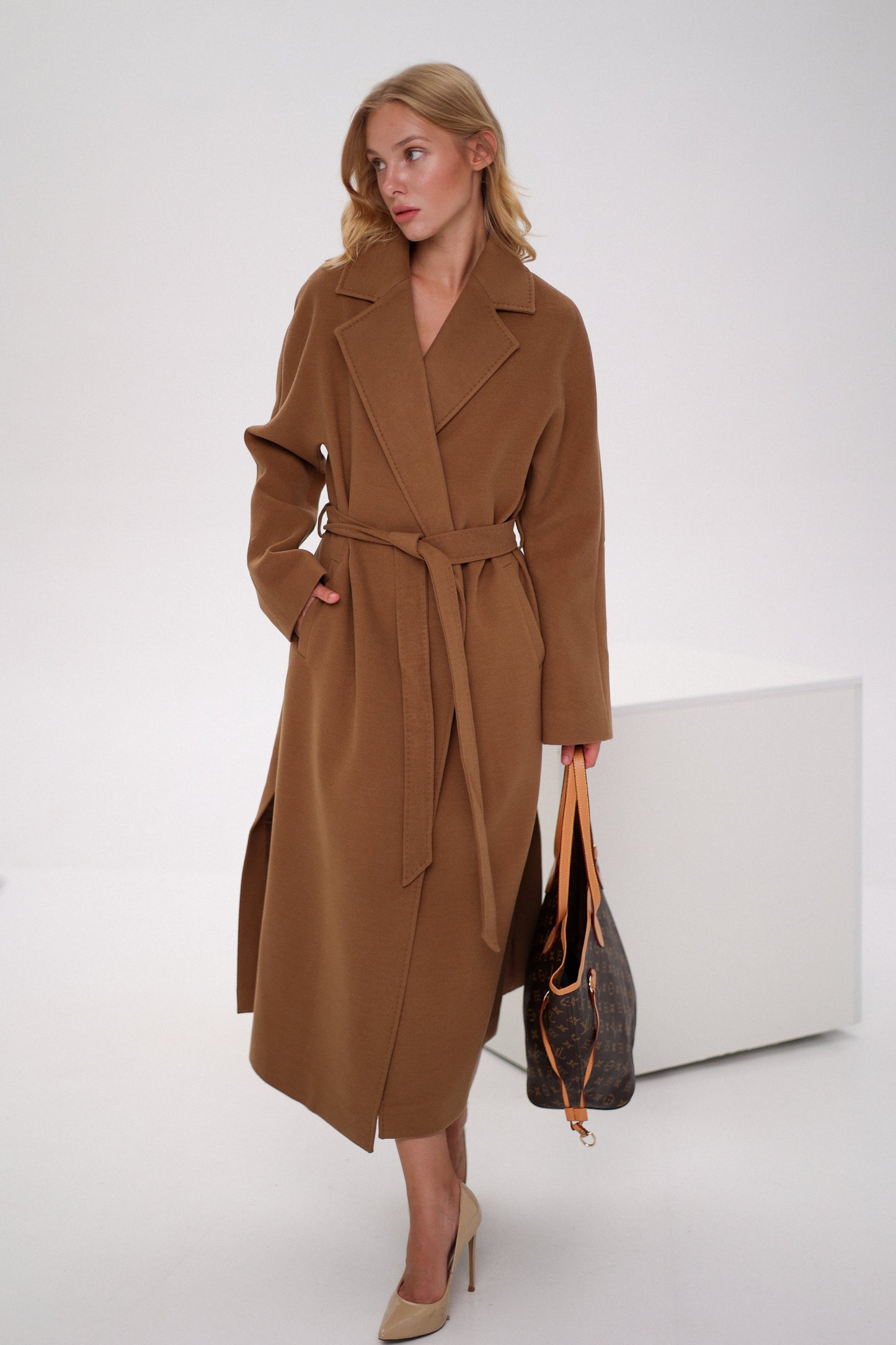 Abrigo Cambridge Comfort cruzado de lana y cachemira en color camel oscuro