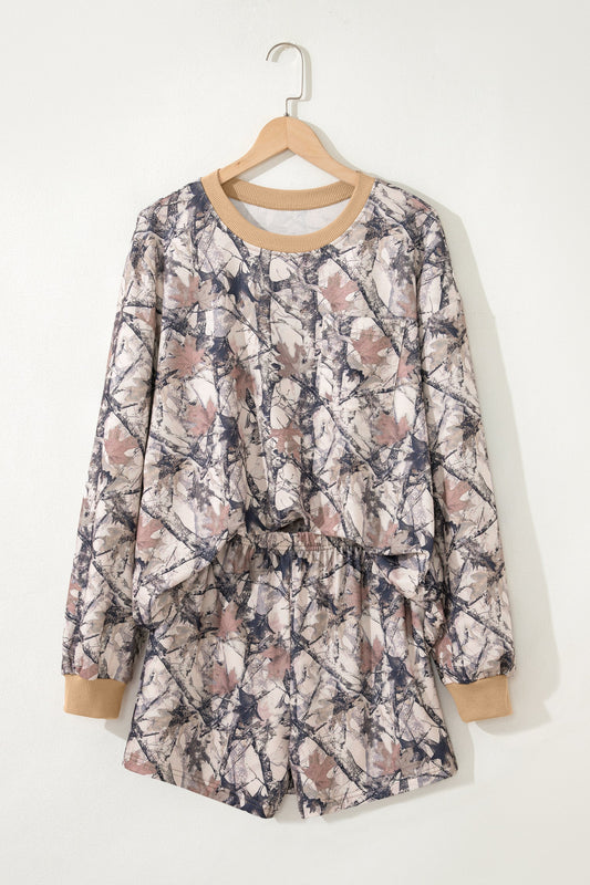 Conjunto corto informal de top de manga larga con estampado de camuflaje Woodland caqui
