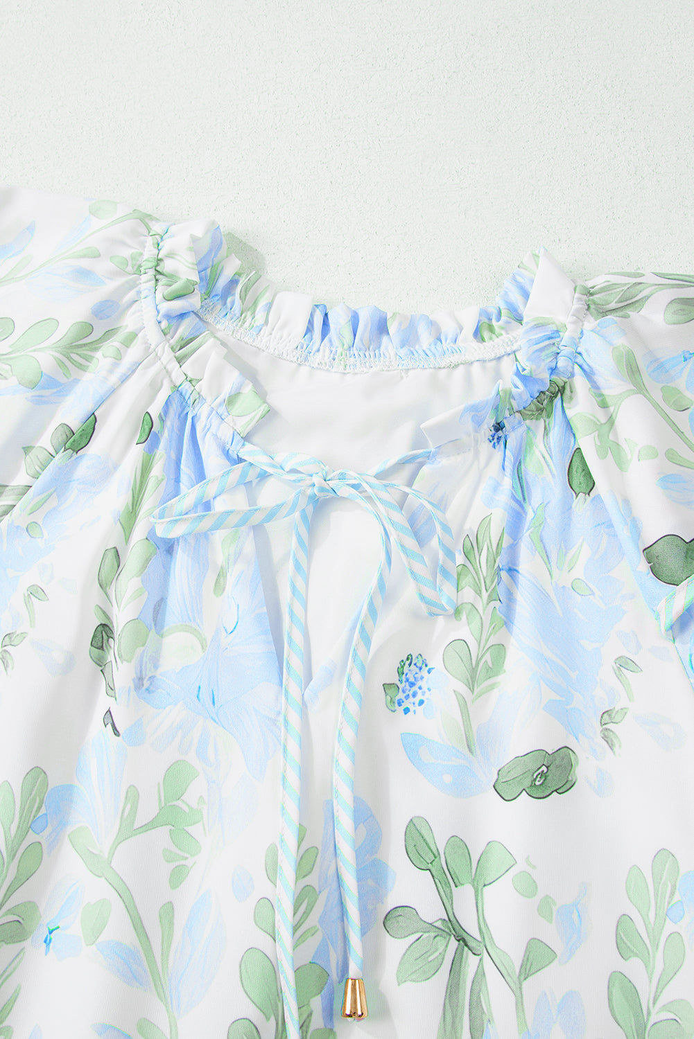 Minivestido de manga corta con capas y ribete en contraste floral azul cielo