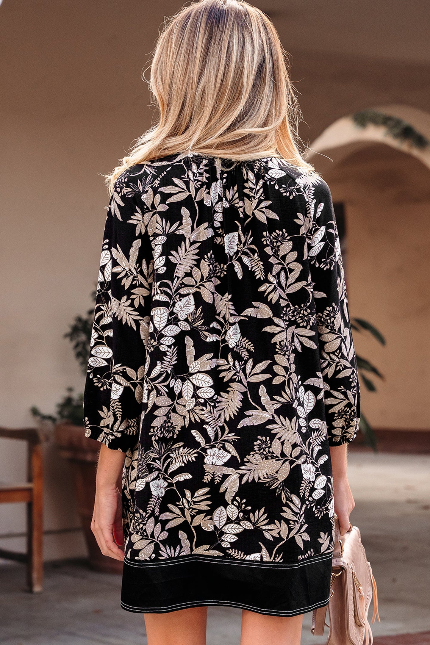 Minivestido negro suelto con cuello en V y estampado botánico de manga 3/4