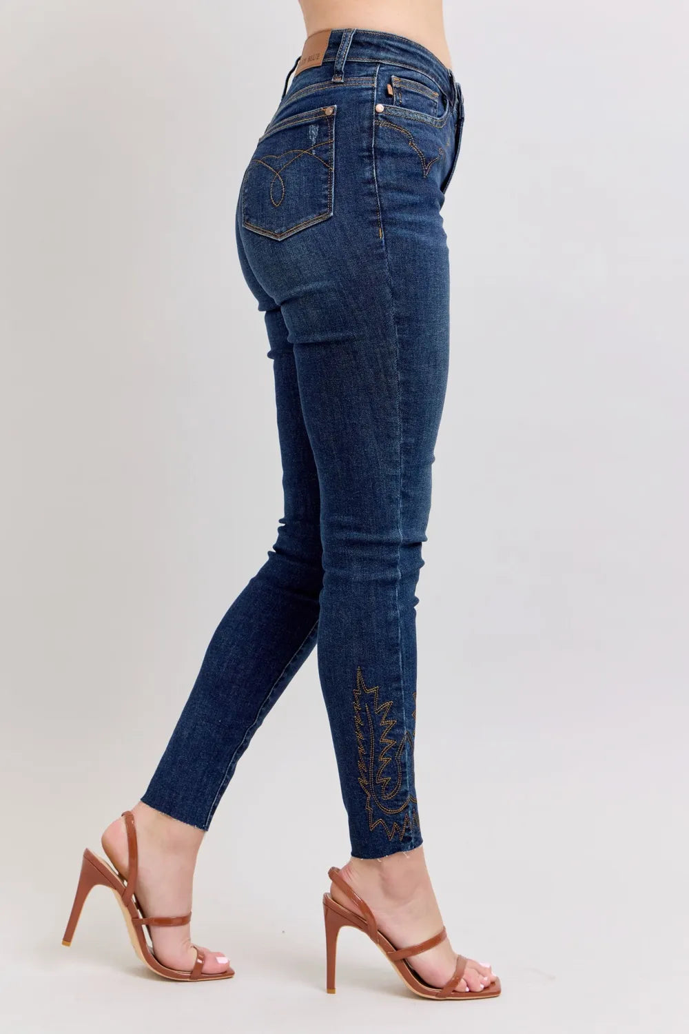 Judy Blue Full Size Vaqueros ajustados bordados de tiro alto Talla Grande
